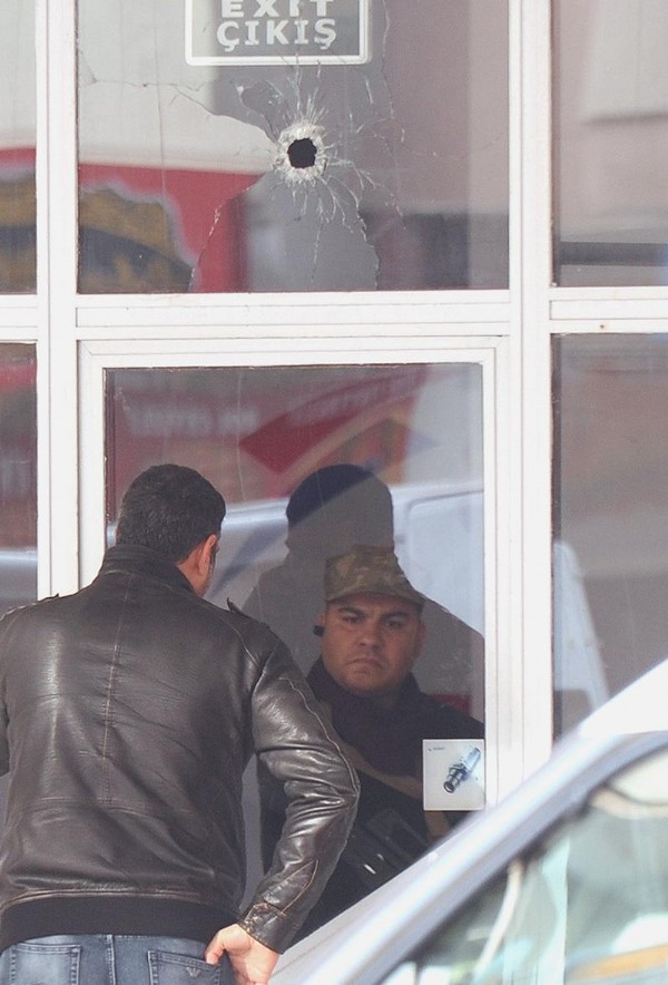 Pompalı tüfekle kargo şubesini bastı