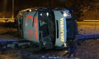 AMBULANS ŞOFÖRÜ - Buzdan Kayan Ambulans Devrildi Açıklaması 2 Yaralı