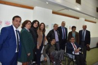 ENGELLİ ÖĞRENCİ - Engelli Öğrenciler Ayakta Alkışlandı