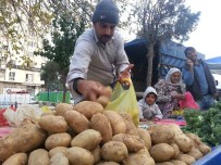GARIBAN - Geçen Yıl Üreticiyi Sevindiren Patates Bu Yıl Tüketiciden Yana