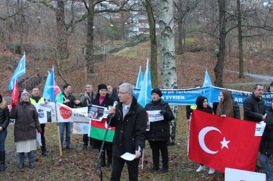 İsveç'te Rus Büyükelçiliği Önünde Türkmen Protestosu