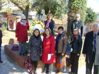 Kadınlar Seçme Ve Seçilme Günlerini Gül Esin Heykelinde Kutladı