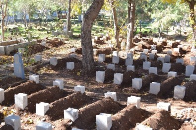 Kahta Belediyesi Mezarlıkta Çevre Düzenlemesi Yapıyor