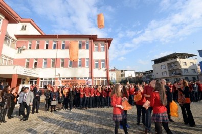 Öğrenciler 'Fenerlerle' Şiddete Dur Dedi