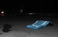 KARAHÜYÜK - Otomobil Elektrik Direğine Çarptı Açıklaması 1 Ölü, 3 Yaralı