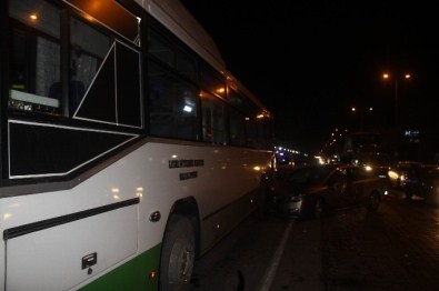Otomobil Halk Otobüsüne Çarptı Açıklaması 2 Yaralı
