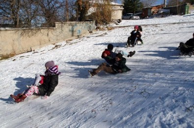 Yozgat'ta Kar'ın Tadını Çocuklar Çıkartıyor