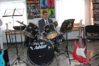 AK Parti Milletvekili'ne Dağ Köyü'nde Piyano Dersi Süprizi