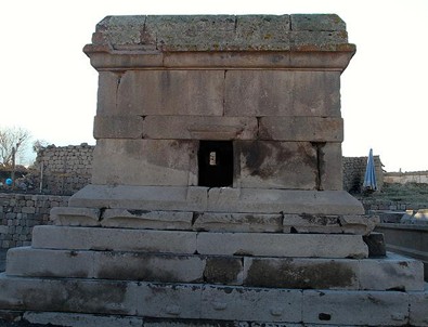 Karaman'da piramidal anıt mezar ve tapınak bulundu