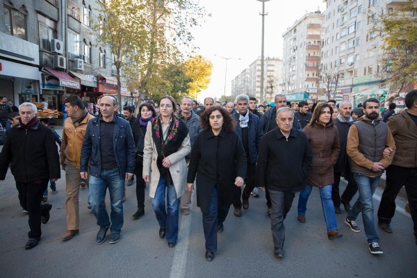Terör operasyonuna karşı oturma eylemi