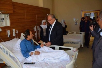 Başkan Kutlu'dan, Hastalara Karanfil