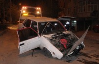 ALI RıZA SEPTIOĞLU - Elazığ'da Otomobil Direğe Çarptı Açıklaması 2 Yaralı