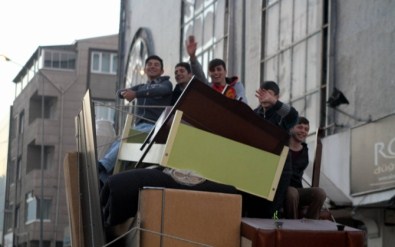 Eşya Yüklü Kamyonla Tehlikeli Yolculuk