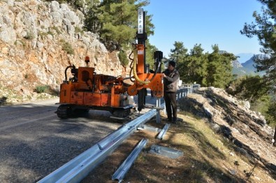 Konyaaltı Belediyesi'nden Feslikan Yayla Yoluna 'Çelik Bariyer'li Tedbir