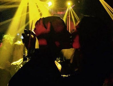 Öpüşen Asena değilmiş