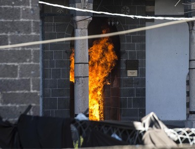 Sur'da tarihi camiye terör saldırısı