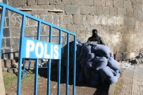 DİYARBAKIR VALİLİĞİ - Sur İlçesi Girişinde Kum Torbalarıyla Mevziler Oluşturuldu