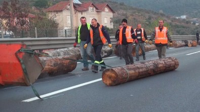 TEM'de Devrilen Tomruk Yüklü Tır Trafiği Felç Etti