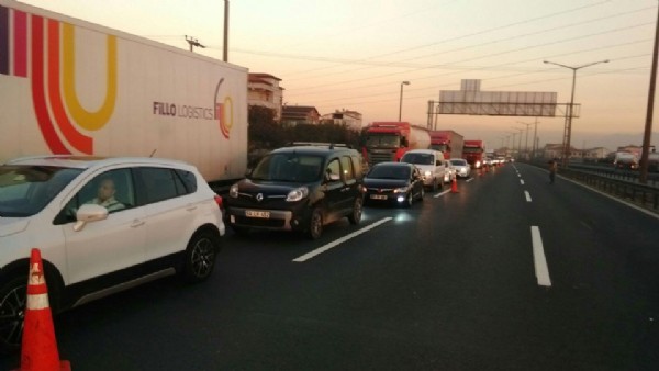 Tır devrildi, TEM'DE trafik felç