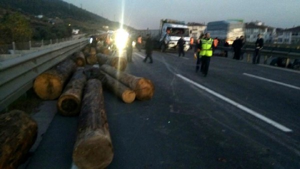 Tır devrildi, TEM'DE trafik felç