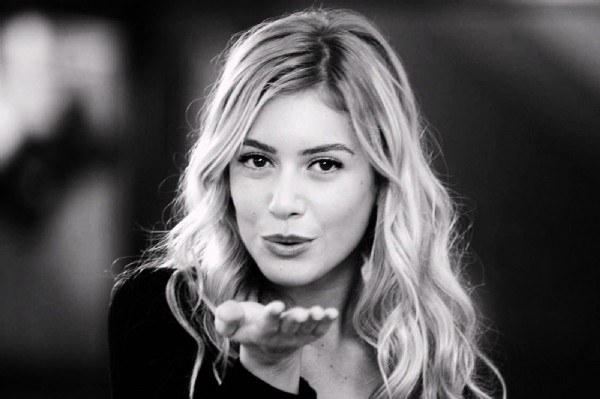 Kenan İmirzalıoğlu'ndan Sinem Kobal'a dizi ziyareti