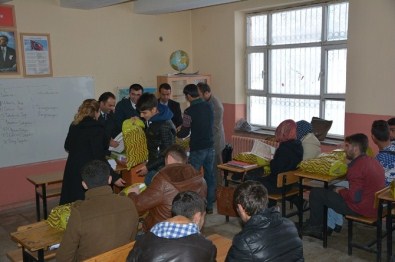 Çatak'ta Öğrencilere Kitap Dağıtıldı