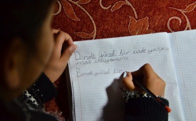 Her Gün Defterine Aynı Şeyi Yazıyor