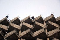 TAŞERON İŞÇİ - 8 Katlı Binanın Çatısında Toplu İntihar Girişimi