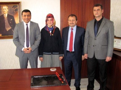 Başarılı Öğrencilere Altın Ödülü