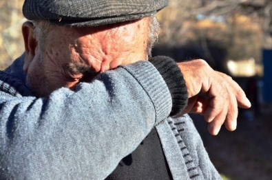 Deprem Nedeniyle Evini Terk Eden Yaşlı Adam Gözyaşlarına Boğuldu