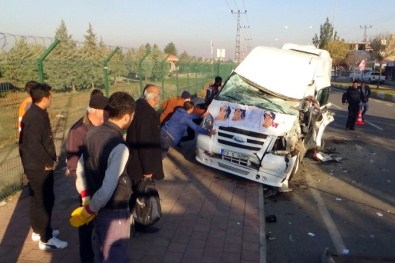 Öğrenci Servisi Çöp Kamyonuyla Çarpıştı Açıklaması 8 Yaralı