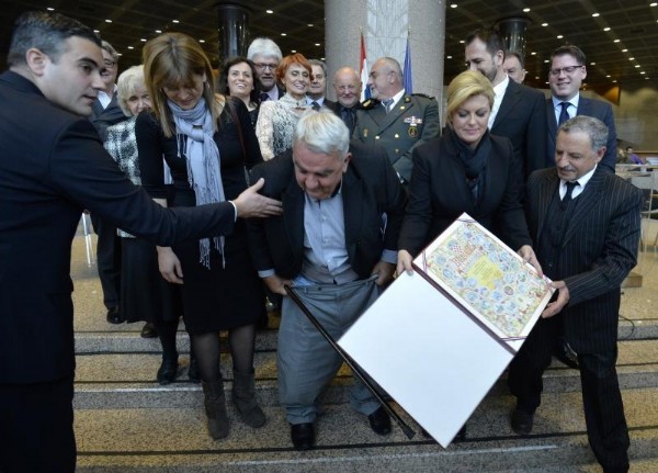 Fotoğrafı çekilen Hırvat Başkan'ın pantolonu düştü