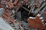 ŞİDDETLİ LODOS - 3 Katlı Apartmanın Çatısı Tek Katlı Evin Üstüne Göçtü, Evde Uyuyan 4 Kişi Canını Zor Kurtardı