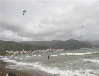 Marmaris’te Sörfçülerden Lodos Şov