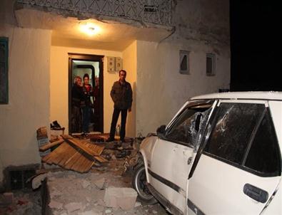 Otomobil Bahçe Duvarına Çarptı