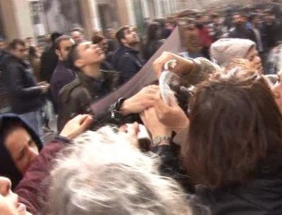 Taksim'de Eylemci Kadının Kafasına Kalas Düştü