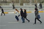 RÜZGARA KARŞı - Taksim’de Vatandaşın Lodosla İmtihanı