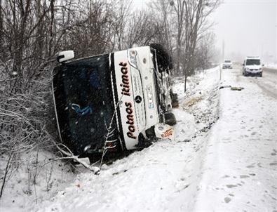 Afyonkarahisar’da Yolcu Otobüsü Şarampole Devrildi