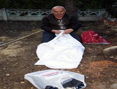 (özel Haber) Babasının Katili Olan Sigarayı, Toplayıp Defnediyor