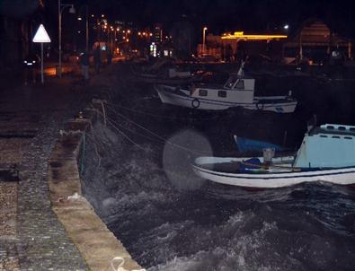 Ayvalık’ta Poyraz Balıkçı Teknelerini Batırdı