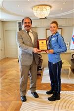 BAYAN FUTBOL TAKIMI - Bayan Futbolculardan Rektör Aslan’a Ziyaret