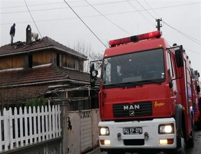 Çatıda Çıkan Yangını İtfaiye Ekibi Söndürdü