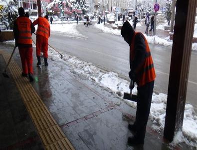 İsparta'da Kar Üç İlçede Yolları Kapattı