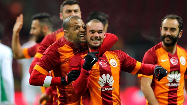 Melo Sneijder'i ısırdı