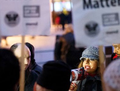 BBC binası önünde 3 Müslüman genç protestosu