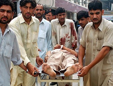 Pakistan'da camiye bombalı saldırı