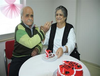Yarım Asırlık Aşklarını Hastanede Kutladılar