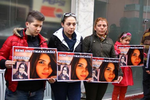 Özgecan'ın tabutunu kadınlar taşıdı