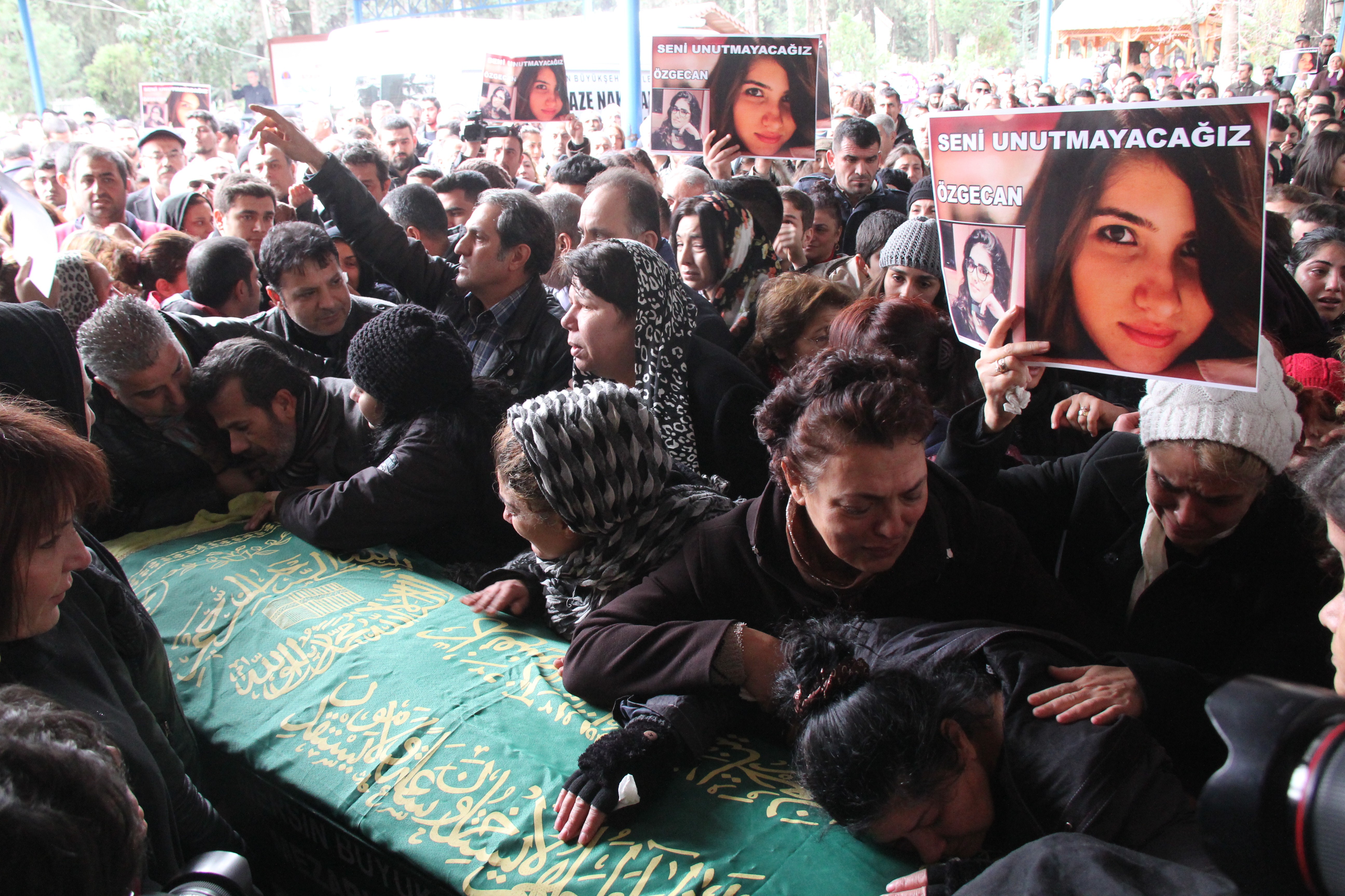 Özgecan gözyaşları arasında toprağa verildi