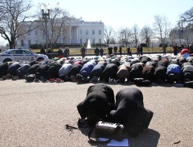 Beyaz Saray önünde Cuma namazı kıldılar